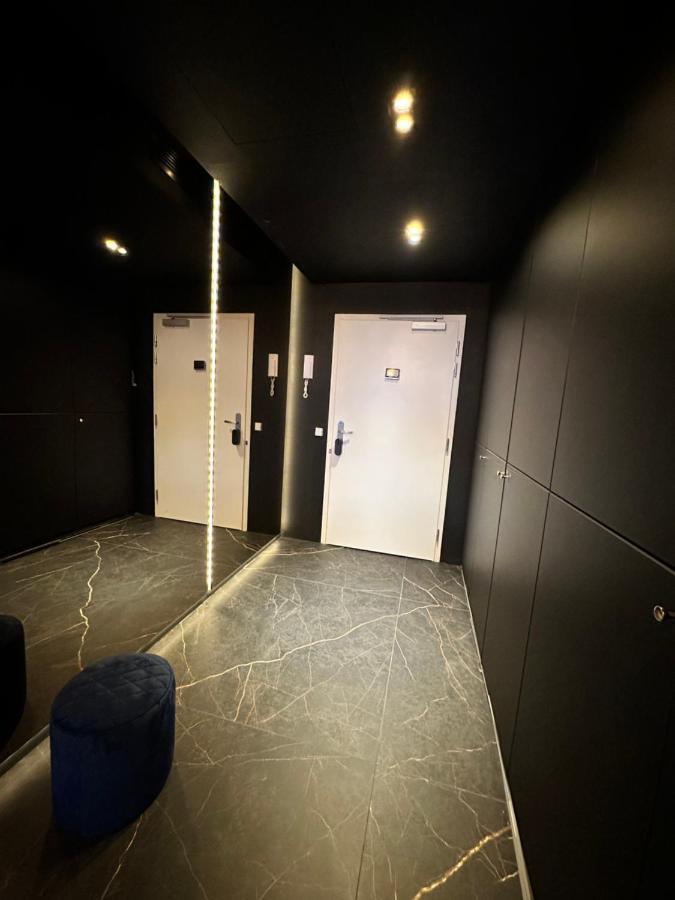 Skyline Elegance With Free Parking Appartement Bratislava Buitenkant foto