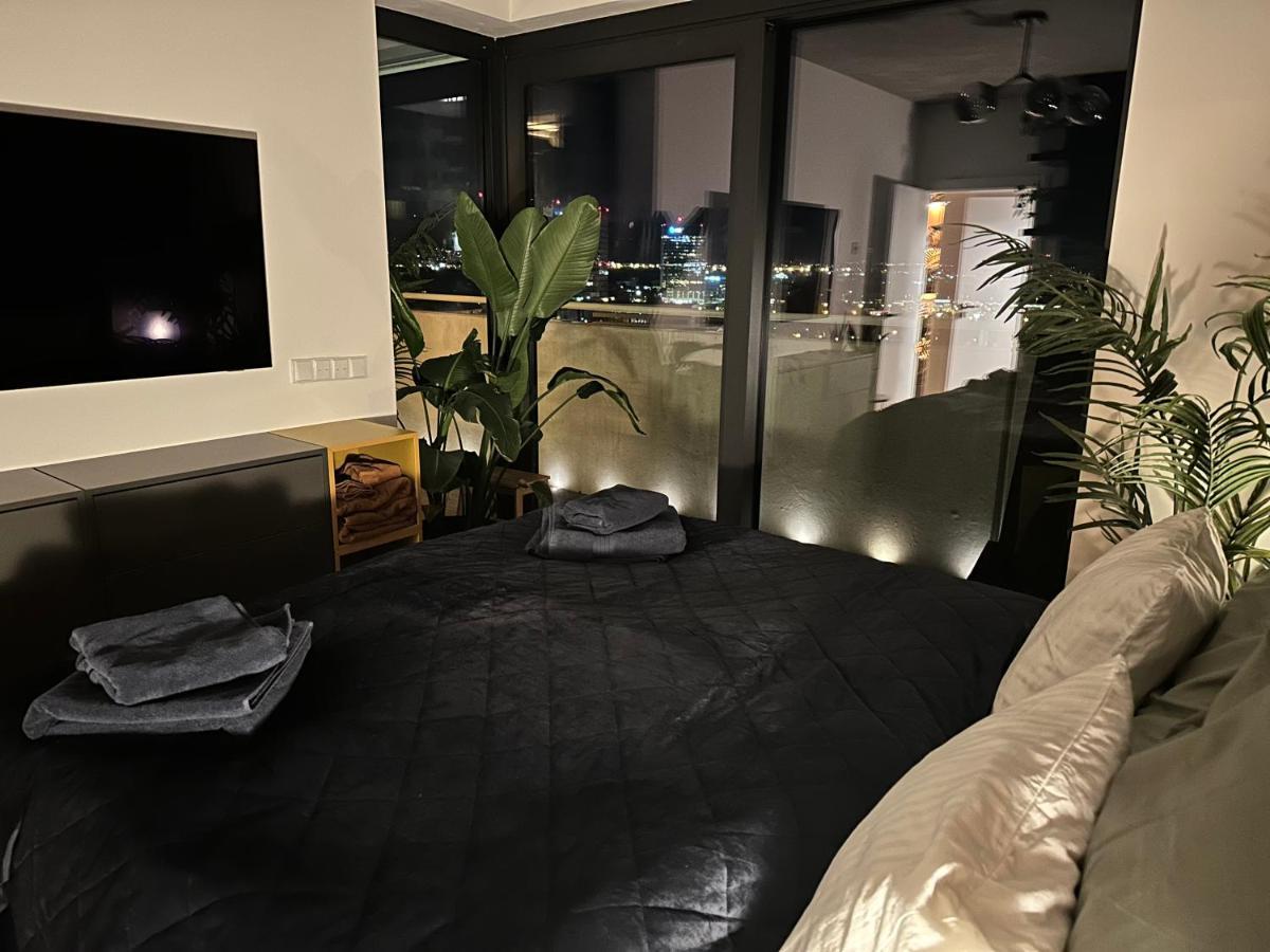 Skyline Elegance With Free Parking Appartement Bratislava Buitenkant foto