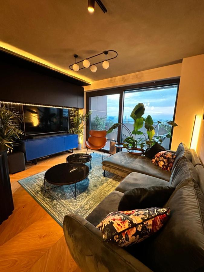 Skyline Elegance With Free Parking Appartement Bratislava Buitenkant foto