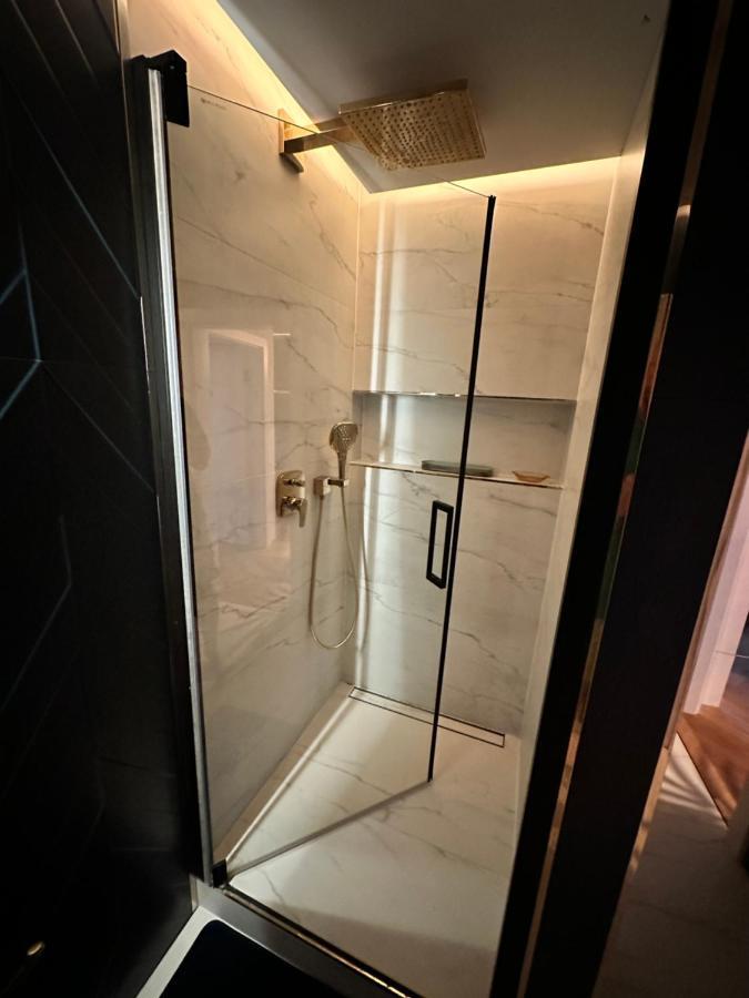 Skyline Elegance With Free Parking Appartement Bratislava Buitenkant foto