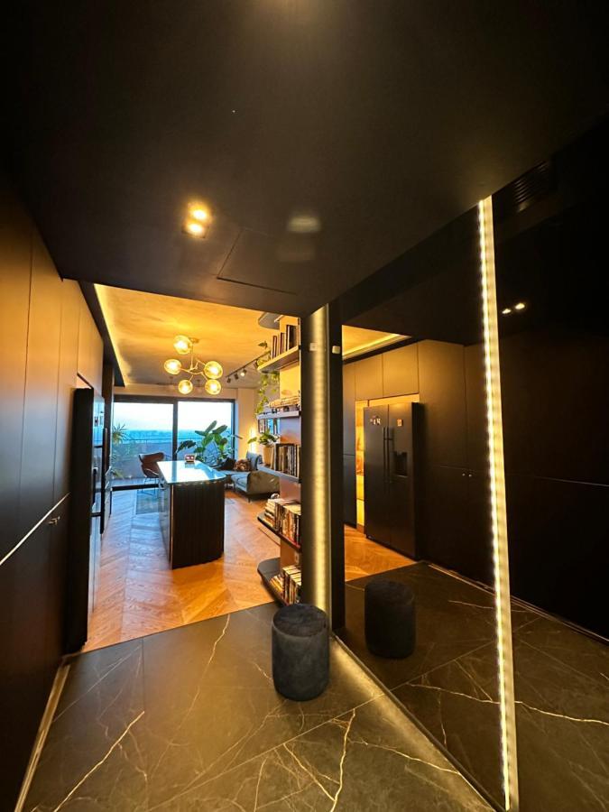 Skyline Elegance With Free Parking Appartement Bratislava Buitenkant foto