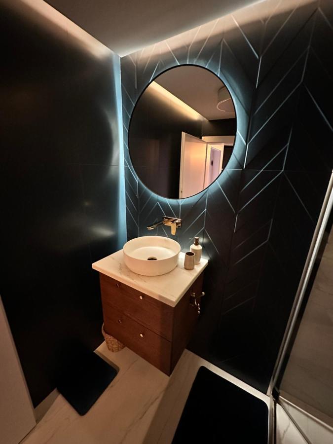 Skyline Elegance With Free Parking Appartement Bratislava Buitenkant foto
