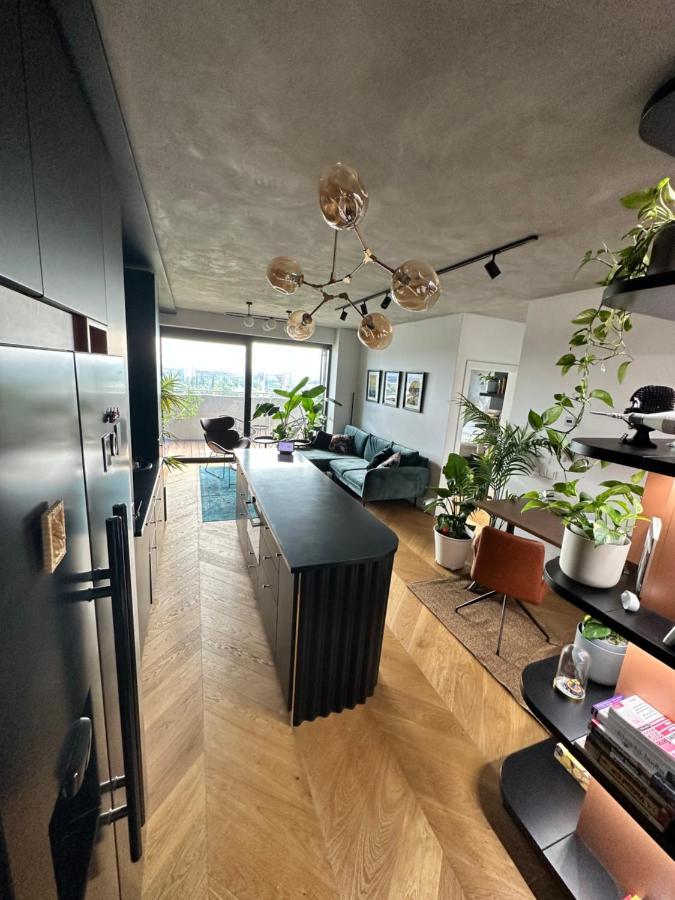 Skyline Elegance With Free Parking Appartement Bratislava Buitenkant foto