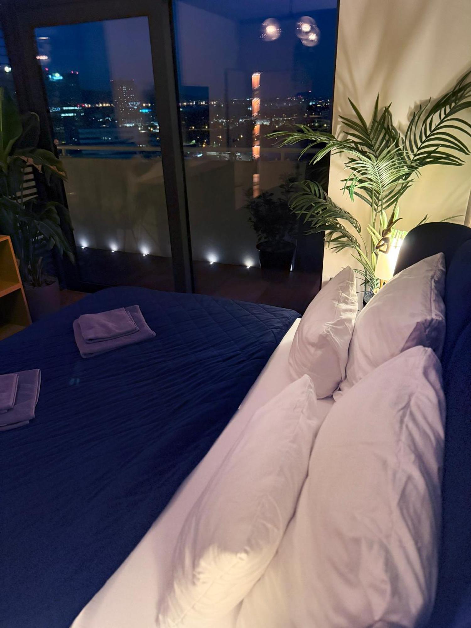 Skyline Elegance With Free Parking Appartement Bratislava Buitenkant foto